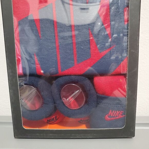 NIB Nike  Baby Gift Set 3 Piece Bodysuit and infant cap,Booties navy blue/red - Picture 2 of 5